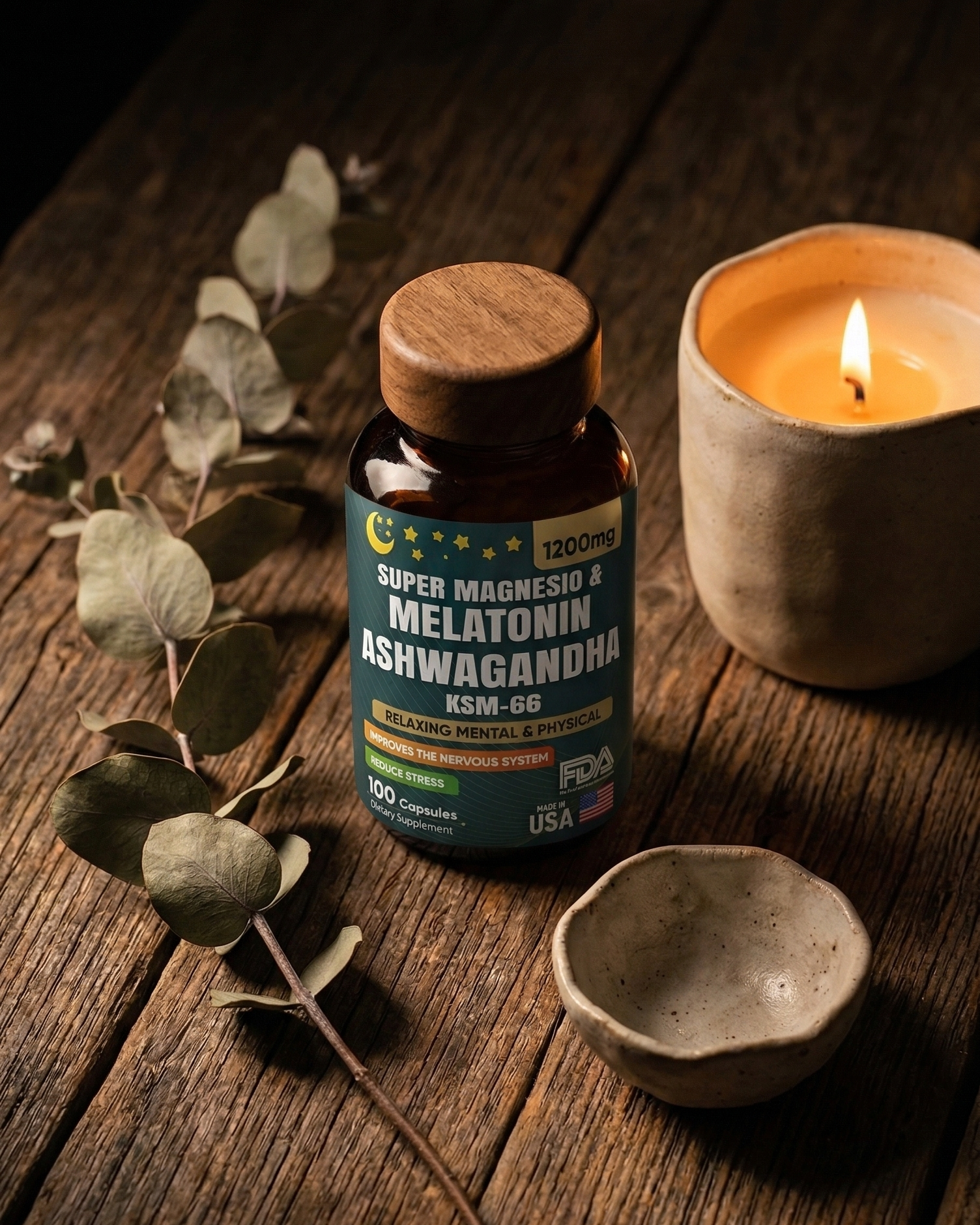 Frasco ámbar sobre madera, eucalipto seco, vela de soya — diseño Calma Activa